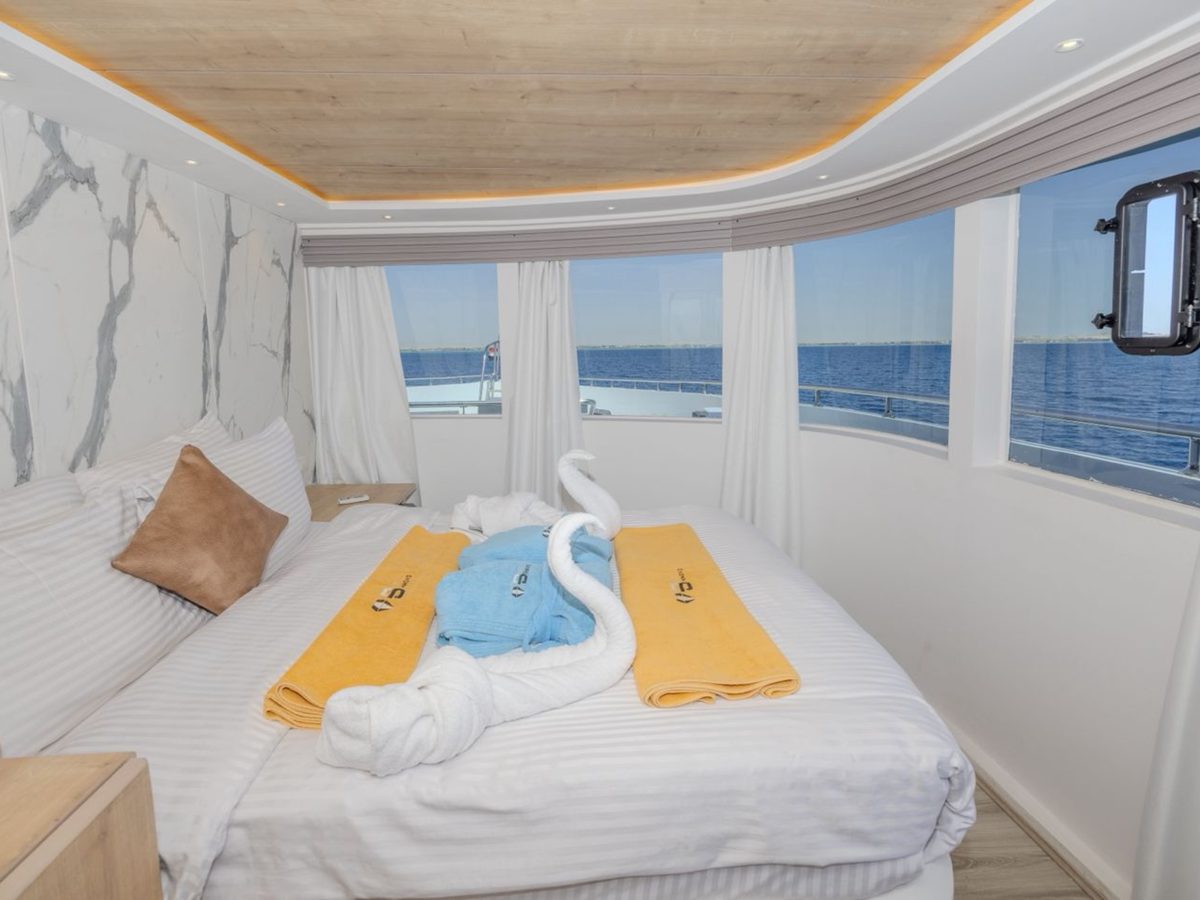Double cabin with sea view aboard the liveaboard